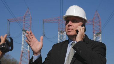 Cep telefonu bakım ekibi ile konuşurken kullanarak mühendis röportaj