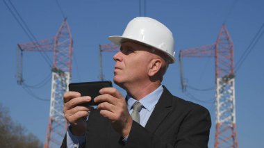 Mobil bakım çalışması kullanmaktan enerjik sektöründe çalışan enerji