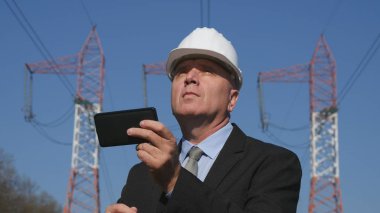 Enerji endüstri mühendisi kullanım cep telefonu bakım etkinliğinde çalışma