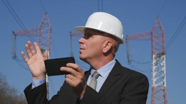 Enerji endüstri mühendisi kullanım cep telefonu bakım etkinliğinde çalışma