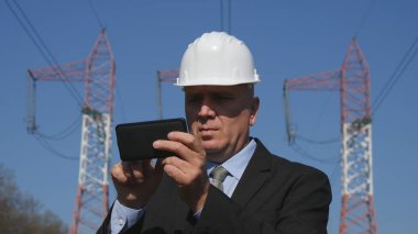 Enerji endüstri mühendisi kullanma Smartphone bakım etkinliğinde çalışma