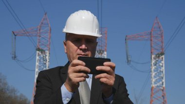 Enerji endüstri mühendisi kullanım cep telefonu bakım faaliyette