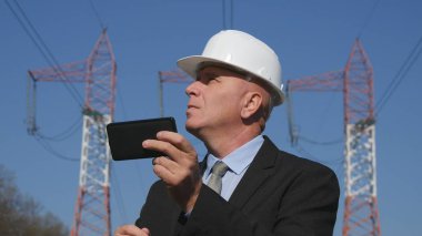 Mühendislik iş mobil uygulaması kullanarak teknik parametrelerini denetleme müdürü