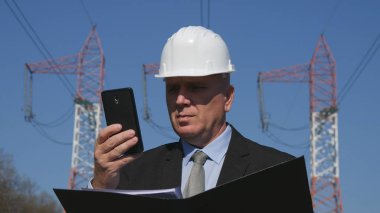 Enerjik sanayi metin bakım için cep telefonu kullanarak çalışan mühendis