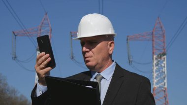 Enerjik Sanayi kullanım cep telefonunda bakım faaliyette çalışan mühendis