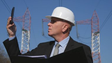 Enerjik Sanayi kullanım cep telefonunda bakım faaliyette çalışan mühendis