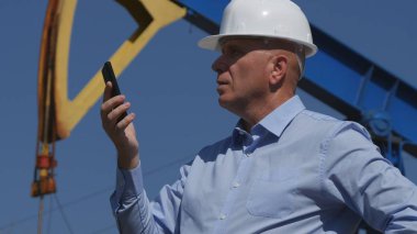 Çıkarma petrol endüstriyel cep telefonuyla çalışan petrol mühendisi