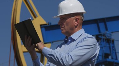 Çıkarma petrol endüstriyel gündem kullanarak çalışan petrol mühendisi