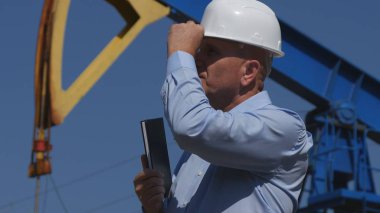 Petrol endüstrisi yükleme denetimi ayıklanıyor çalışan emin petrol mühendisi