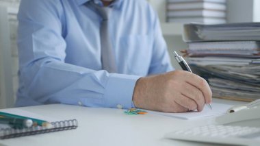 Muhasebe Müdürü muhasebe belgeleri ve sözleşme imza görüntü