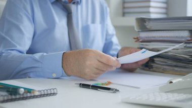 İşadamı görüntü okuma muhasebe belgeleri ve faturalar