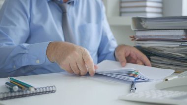 Muhasebe belgeleri arşivleme işadamı görüntüsü