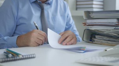 Muhasebe belgeleri imzalama işadamı görüntüsü