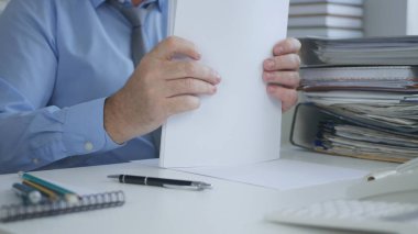 Muhasebe belgeleri ve faturaları sıralama işadamı görüntüsü