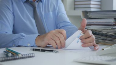 İşadamı görüntü arşivleme muhasebe belgeleri ve sözleşmeler