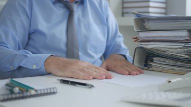 Muhasebe belgeleri ve sözleşmeleri sıralamak işadamı görüntüsü