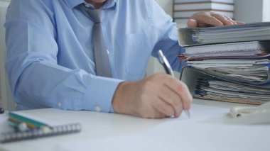 Muhasebe belgeleri imzalama işadamı görüntüsü