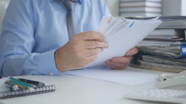 İşadamı görüntü okuma muhasebe belgeleri