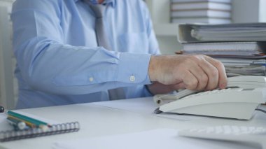 Bir bardak su tablo ile işadamı görüntü