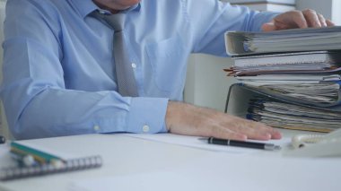 Muhasebe arşiv ofisinde çalışan işadamı görüntüsü