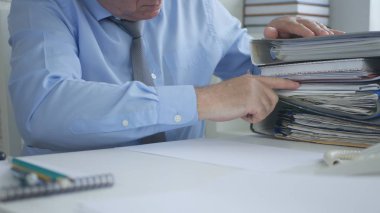 İşadamı görüntü iş muhasebe dosya belgeler sıralama