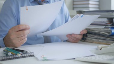 Muhasebe belgeleri ve sözleşmeleri kontrol işadamı görüntüsü