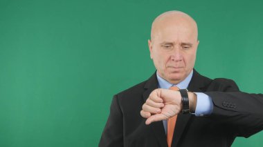 Ciddi iş adamı görüntü el saatini zamanında kontrol