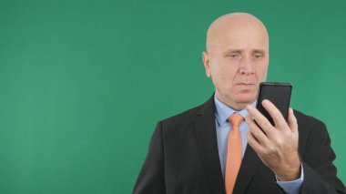 Cep telefonu kullanarak ciddi işadamı görüntü metin