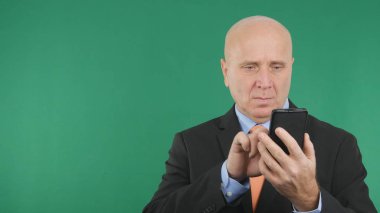 Cep telefonu kullanarak kendine güvenen işadamı görüntü metin