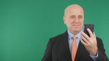 Bir Smartphone kullanarak kendinden emin ve mutlu bir işadamı görüntüsü