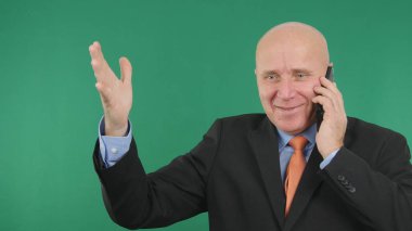 Kendine güvenen işadamı görüntü konuşan cep telefonu iyi finansal haber Hap el hareketi