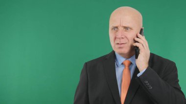 Kötü Finansal Haberler cep telefonu üzerinde konuşurken sinirli işadamı görüntü