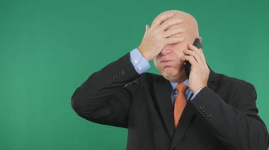 İşadamı görüntü kötü haber cep telefonu üzerinde konuşurken sinirli hareketler yapmaktan rahatsız