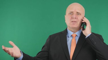 İşadamı görüntü kötü Finansal Haberler konuşurken sinirli el hareketleri yapmaktan rahatsız