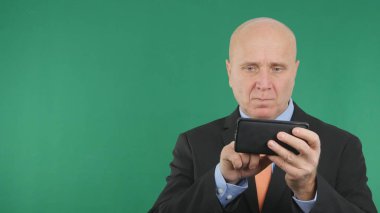 Cep telefonu Online iletişim kullanarak kendine güvenen işadamı görüntü metin
