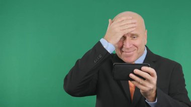 Kendine güvenen işadamı resmi mutlu el hareketi cep telefonu iyi Finansal Haberler oku