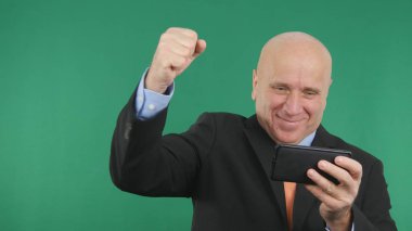 Kendine güvenen işadamı resmi mutlu el hareketi cep telefonu iyi Finansal Haberler oku