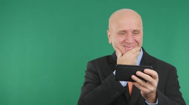 Mutlu işadamı görüntü okuma cep telefonu mali iyi haber ve yapmak zafer Han