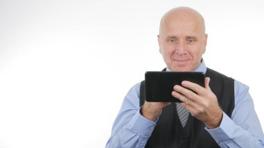 Mutlu işadamı bir Tablet gülümseme memnun ile çalışma