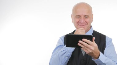 Mutlu işadamı tablet gülümseme kullanarak memnun