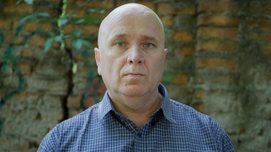 Kendinden emin ve ciddi adam görüntü kamera için