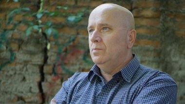 Profil resmi içinde ciddi bir yüz ile kendine güvenen adam sunum