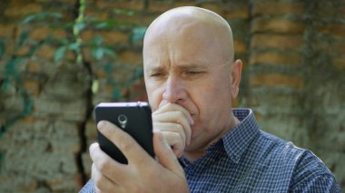 Endişeli kişi hayal kırıklığına uğramış ve çaresiz mobil metin için arıyorsunuz