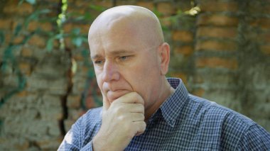 Endişeli ve sıkıntılı işadamı arıyor üzgün ve hayal kırıklığına