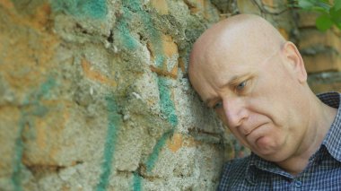 Hayal kırıklığına uğramış ve çaresiz kişi üzgün ve yalnız arıyorsunuz