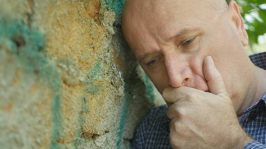 Hayal kırıklığına uğramış ve çaresiz kişi üzgün ve yalnız arıyorsunuz