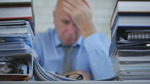 Imagem Desfocada Com Empresário Sofrendo Uma Grande Dor Cabeça Escritório — Fotografia de Stock