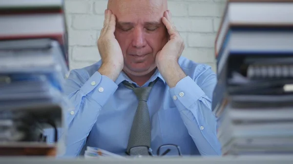 事務室で大きな頭痛に苦しんでいるビジネスマン — ストック写真
