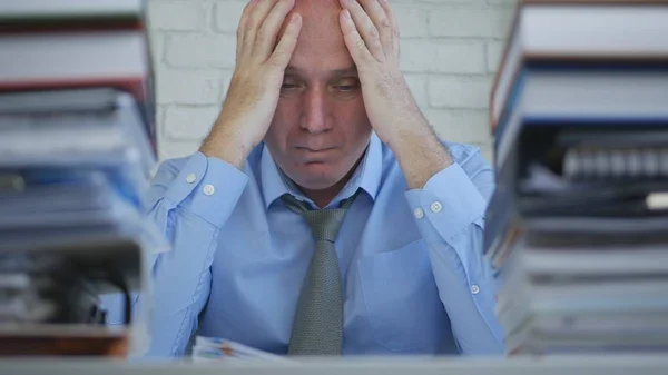 座っていると事務所で考えて動揺と失望したビジネスマン イメージ — ストック写真