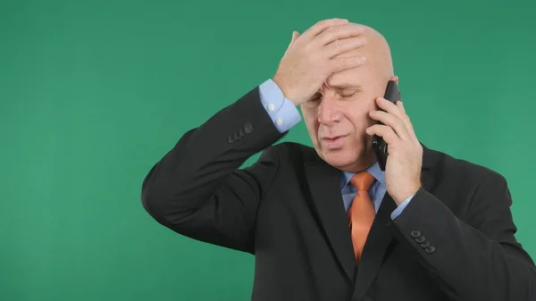 Проблемный Бизнесмен Нервничает Разговаривает Мобильным Телефоном — стоковое фото